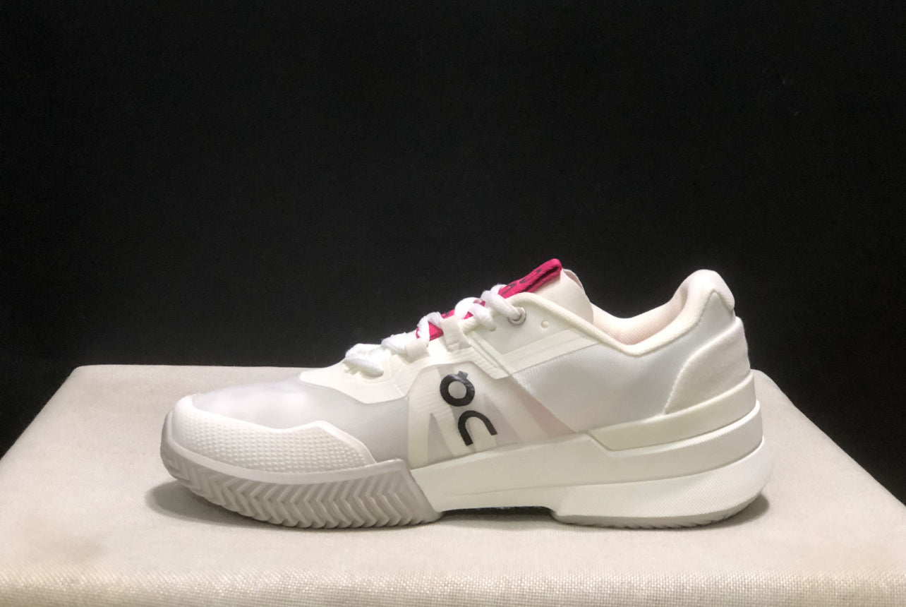 ON THE ROGER PRO 2 | WHITE detail PINK