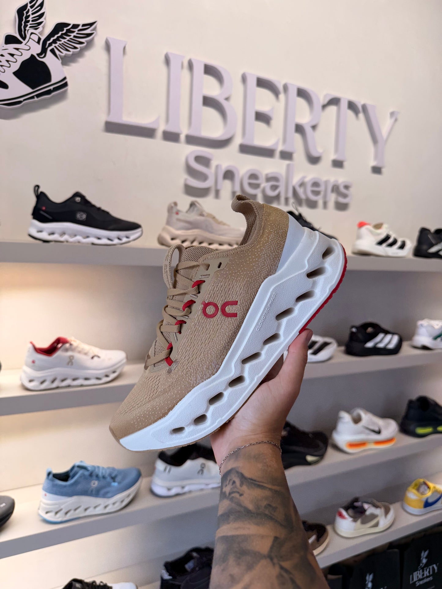 On Cloudsurfer Max                “YEAR OF THE HORSE”   (Pronta Entrega)