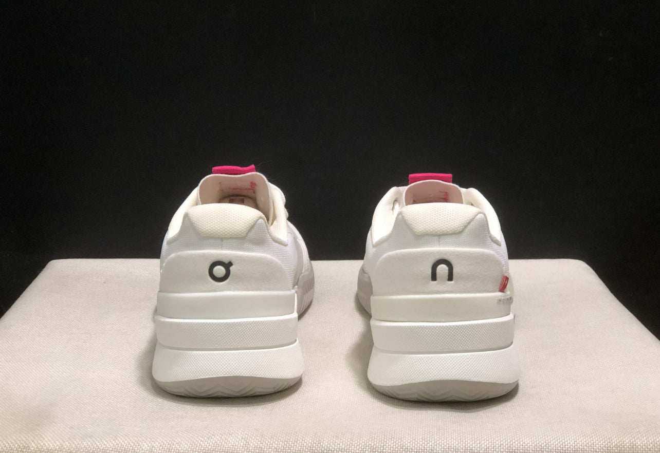 ON THE ROGER PRO 2 | WHITE detail PINK
