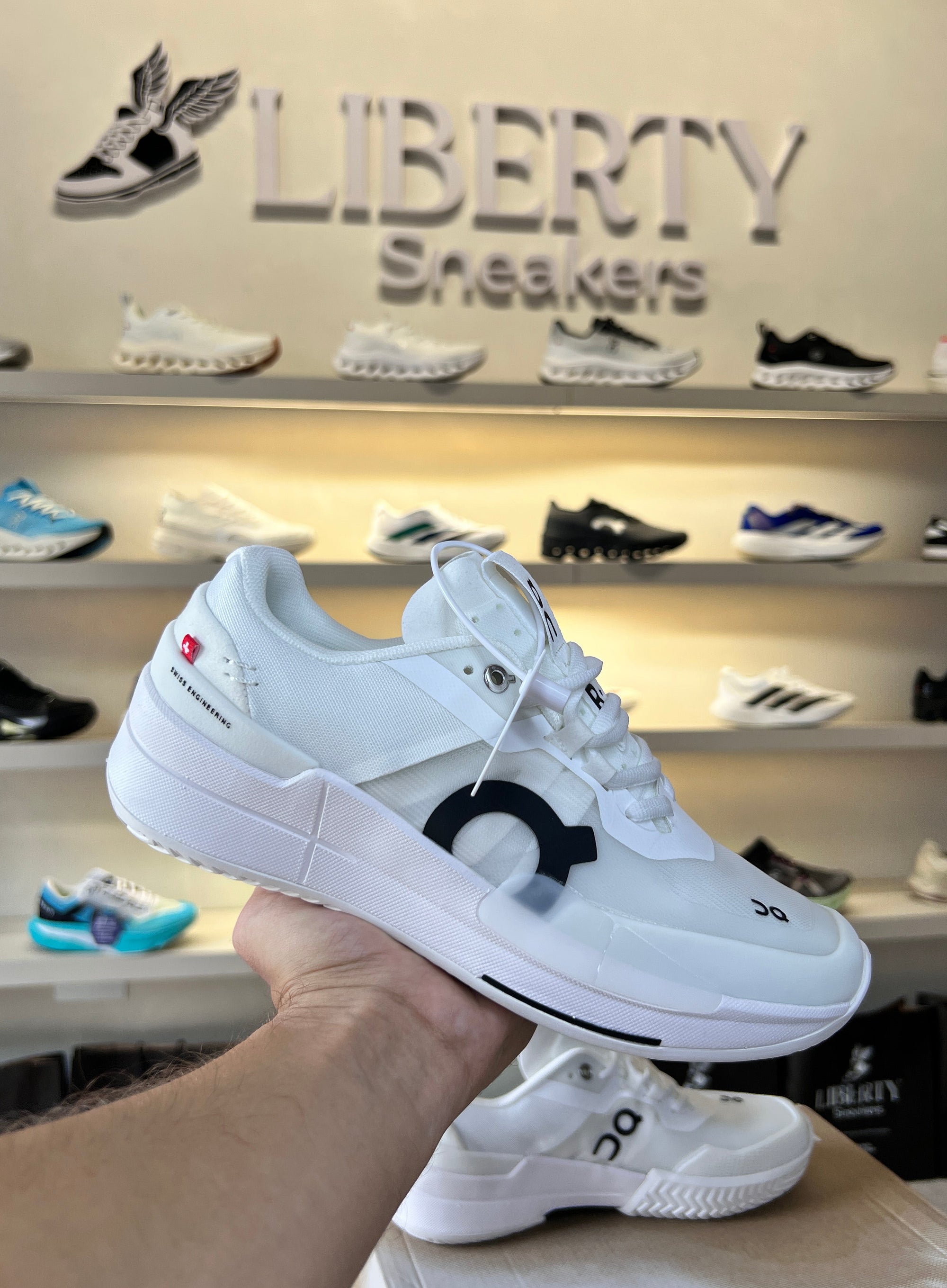 ON THE ROGER PRO 2 | WHITE