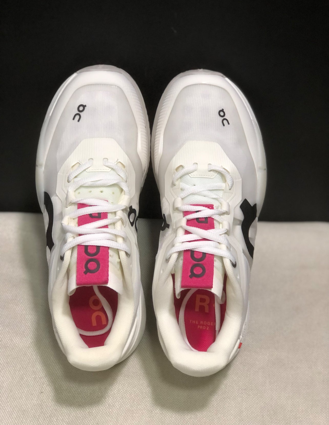 ON THE ROGER PRO 2 | WHITE detail PINK