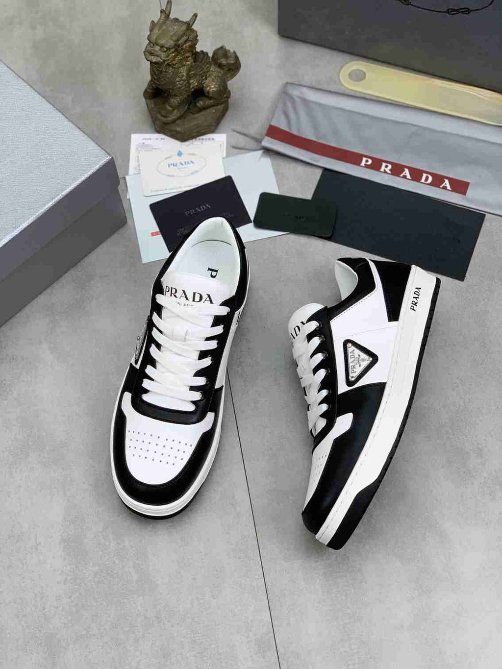 Prada Downtown em Couro