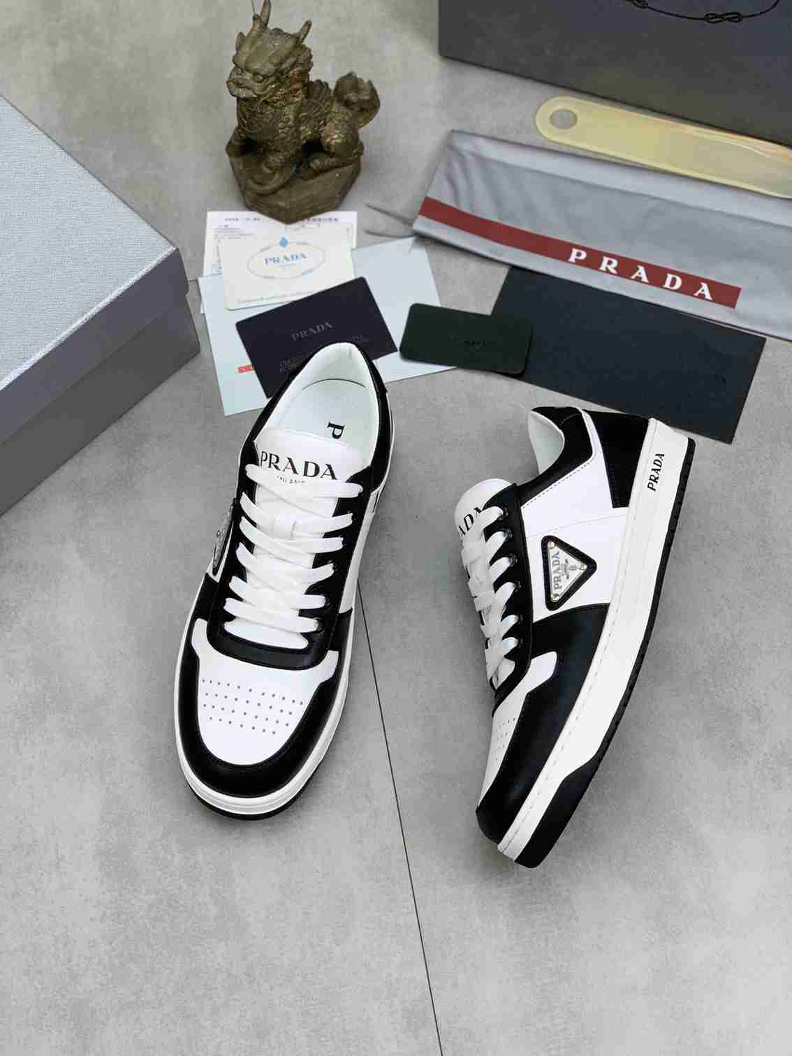 Prada Downtown em Couro