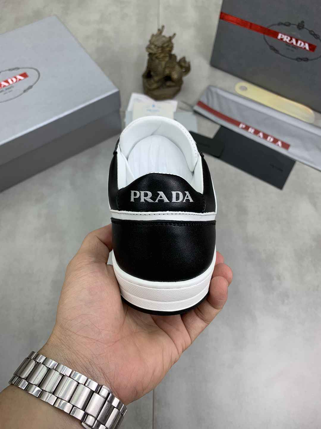 Prada Downtown em Couro